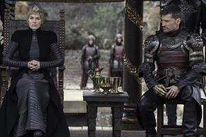 Cersei (Lena Headey) und Jaime Lennister (Nikolaj Coster-Waldau) warten skeptisch auf ihre Gäste