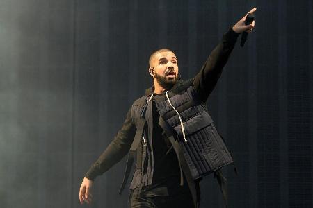 Da sangen die Fans bestimmt aus Leibeskräften mit: Ein Überrschungsauftritt von Drake brachte das Publikum zum Ausrasten Da sangen die Fans bestimmt aus Leibeskräften mit: Ein Überrschungsauftritt von Drake brachte das Publikum zum Ausrasten