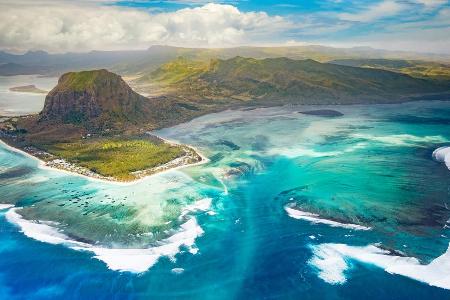 Real und doch irgendwie surreal - kristallklares Wasser, das sich wie ein Wasserfall in die Tiefe stürzt und das alles unter... Real und doch irgendwie surreal - kristallklares Wasser, das sich wie ein Wasserfall in die Tiefe stürzt und das alles unter...
