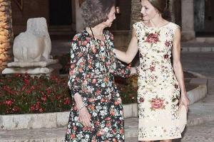 Letizia und Sophia im Blümchen-Outfit