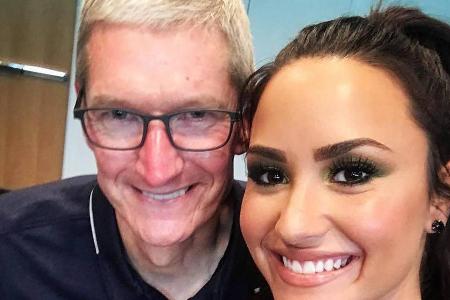 Demi Lovato mit Apple-Chef Tim Cook Demi Lovato mit Apple-Chef Tim Cook