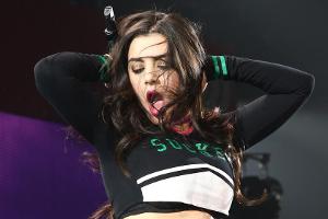 Charli XCX leidet an einer schweren Mandelentzündung