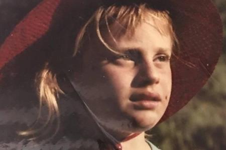 Rebel Wilson trägt als junges Mädchen stolz das für Australien typische Känguru auf der Brust Rebel Wilson trägt als junges Mädchen stolz das für Australien typische Känguru auf der Brust