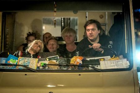 Karl Schmidt (Charly Hübner, r.) fährt den Tourbus durch Deutschland