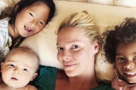 Katherine Heigl kuschelt mit ihrem Nachwuchs Katherine Heigl kuschelt mit ihrem Nachwuchs