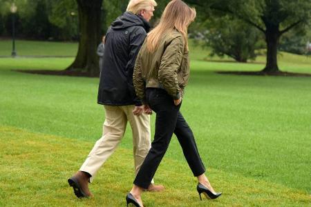 Schon in der Wiese vor dem Weißen Haus hatte Melania Probleme mit ihren Schuhen - und das ist nur in politischer Hinsicht ei... Schon in der Wiese vor dem Weißen Haus hatte Melania Probleme mit ihren Schuhen - und das ist nur in politischer Hinsicht ei...