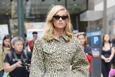 Leoprint geht immer: Elsa Hosk auf dem Weg zur Anprobe für Leoprint geht immer: Elsa Hosk auf dem Weg zur Anprobe für