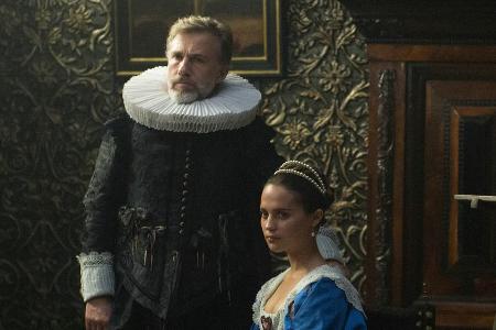 Das Ehepaar Sophia (Alicia Vikander) und Cornelis Sandvoort (Christoph Waltz) lässt ein Bild von sich malen Das Ehepaar Sophia (Alicia Vikander) und Cornelis Sandvoort (Christoph Waltz) lässt ein Bild von sich malen