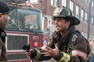 "Chicago Fire: Aufschub": Kelly Severide (Taylor Kinney, r.) tadelt Joe Cruz (Joe Minoso) für sein unverantwortliches Verhalten