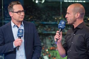 Arm in Arm: Matthias Opdenhövel verabschiedet sich von Mehmet Scholl