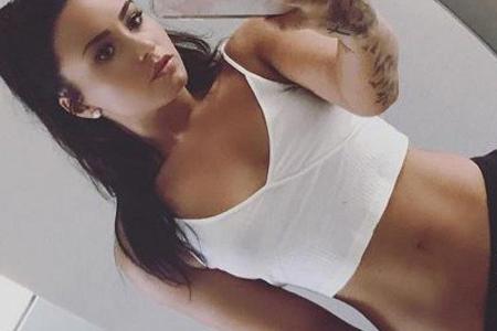 Demi Lovato präsentiert stolz ihren durchtrainierten Bauch Demi Lovato präsentiert stolz ihren durchtrainierten Bauch