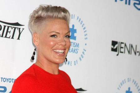 Eine strahlende Gewinnerin: Pink freut sich schon, bei den MTV Video Music Awards ihren Preis entgegen zu nehmen Eine strahlende Gewinnerin: Pink freut sich schon, bei den MTV Video Music Awards ihren Preis entgegen zu nehmen