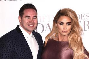 Katie Price kuschelt die Trennungsgerüchte einfach weg