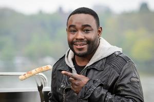 "ZDFzeit - Der große Grill-Test": Sternekoch Nelson Müller zeigt, worauf man bei Grillgut achten sollte