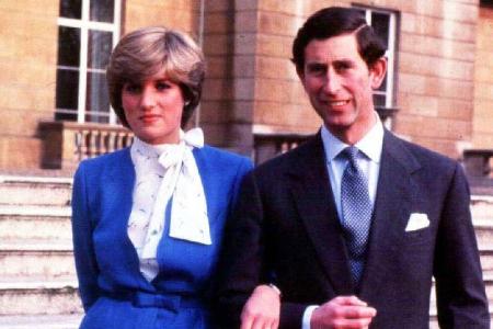 Prinz Charles und Diana an dem Tag, als ihre Verlobung bekannt gegeben wurde Prinz Charles und Diana an dem Tag, als ihre Verlobung bekannt gegeben wurde
