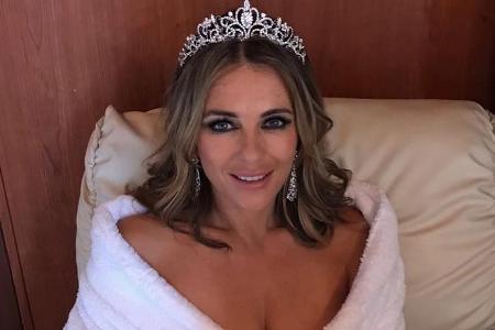 Eine sexy Königin beim Text lernen: Elizabeth Hurley Eine sexy Königin beim Text lernen: Elizabeth Hurley