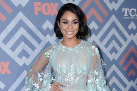 Strahlend posiert Vanessa Hudgens für die Fotografen in einem bezaubernden Minikleid Strahlend posiert Vanessa Hudgens für die Fotografen in einem bezaubernden Minikleid