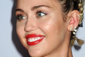 Miley Cyrus gibt sich als weiblicher Elvis Presley aus