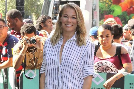 Im Hemdkleid und hohen Schuhen präsentierte LeAnn Rimes ihre langen Beine Im Hemdkleid und hohen Schuhen präsentierte LeAnn Rimes ihre langen Beine