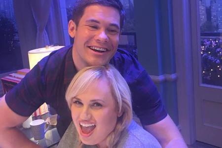 Am Set zu einem weiteren gemeinsamen Film haben Rebel Wilson und Adam DeVine mächtig Spaß Am Set zu einem weiteren gemeinsamen Film haben Rebel Wilson und Adam DeVine mächtig Spaß