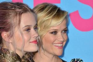 Tochter von Reese Witherspoon kellnert in Pizzeria
