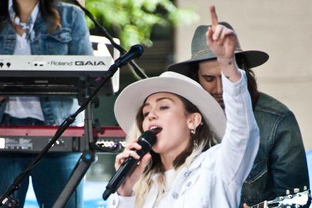 Hinter der Bühne bei den MTV Video Music Awards war es nicht der Zeigefinger, den Miley Cyrus in die Kamera hielt. Hinter der Bühne bei den MTV Video Music Awards war es nicht der Zeigefinger, den Miley Cyrus in die Kamera hielt.