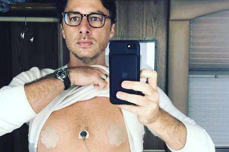Er kann es tragen: Schauspieler Zach Braff verdeckt seine Brustwarzen unter Klebepads Er kann es tragen: Schauspieler Zach Braff verdeckt seine Brustwarzen unter Klebepads