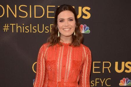 Serien-Star Mandy Moore war in ihrem leuchtenden Outfit der absolute Hingucker auf dem schwarzen Teppich Serien-Star Mandy Moore war in ihrem leuchtenden Outfit der absolute Hingucker auf dem schwarzen Teppich