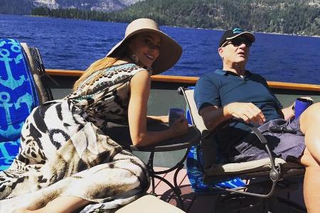 Sofia Vergara und ihr Serien-Ehemann Ed O'Neill bei den Dreharbeiten am Lake Tahoe Sofia Vergara und ihr Serien-Ehemann Ed O'Neill bei den Dreharbeiten am Lake Tahoe