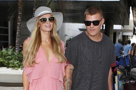 Paris Hilton und ihr Freund Chris Zylka am Flughafen in Los Angeles Paris Hilton und ihr Freund Chris Zylka am Flughafen in Los Angeles