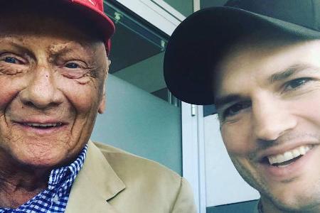Wer ist denn hier der größere Star? Ashton Kutcher auf einem Selfie mit Niki Lauda Wer ist denn hier der größere Star? Ashton Kutcher auf einem Selfie mit Niki Lauda