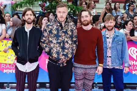 Wayne Sermon, Dan Reynolds, Daniel Platzman und Ben McKee (v.l.n.r.) von Imagine Dragons helfen krebskranken Kindern Wayne Sermon, Dan Reynolds, Daniel Platzman und Ben McKee (v.l.n.r.) von Imagine Dragons helfen krebskranken Kindern