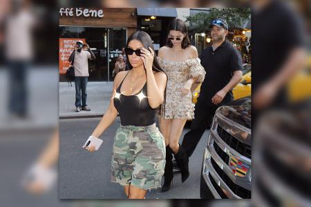 Kim Kardashian (vorne) und Kendall Jenner in New York
