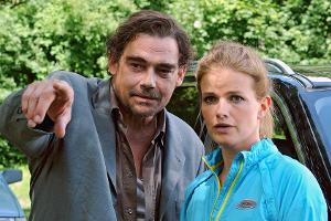 "Mutter auf Streife": Mia (Mira Bartuschek) bereitet sich mit Hilfe des Ex-Polizeiausbilders Sam (Martin Feifel) auf ihre Au...