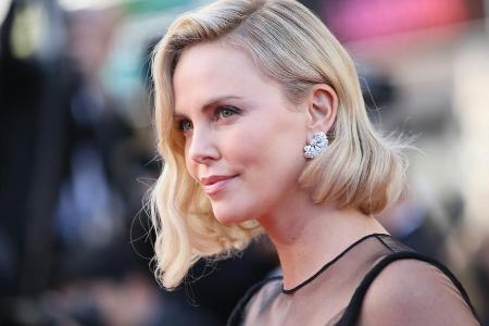 Charlize Theron Lächeln dürfte während der Vorbereitungen zu Charlize Theron Lächeln dürfte während der Vorbereitungen zu