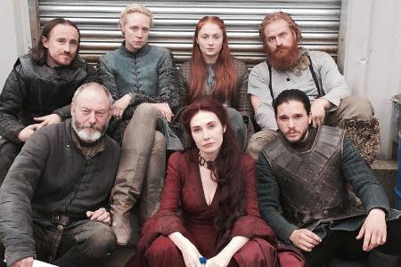 Vorne, von links: Liam Cunningham, Carice van Houten und Kit Harington; Hinten, von links: Ben Crompton, Gwendoline Christie... Vorne, von links: Liam Cunningham, Carice van Houten und Kit Harington; Hinten, von links: Ben Crompton, Gwendoline Christie...