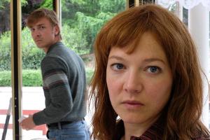 "Verräter - Tod am Meer": Nina (Hannah Herzsprung) traut kaum jemandem über den Weg - Martin (Albrecht Schuch) ist zunehmend...