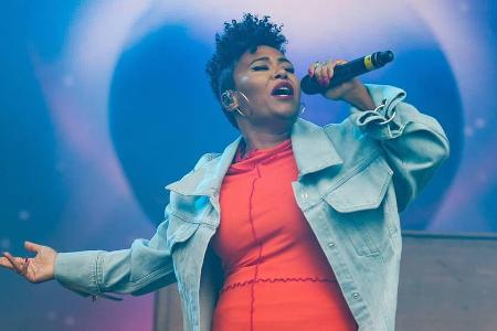Emeli Sandé hat sich mit einem festivaltauglichen Outfit ihrer Auftrittslocation angepasst Emeli Sandé hat sich mit einem festivaltauglichen Outfit ihrer Auftrittslocation angepasst