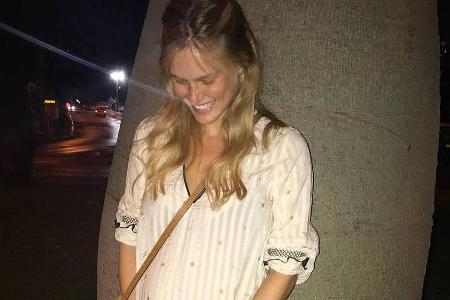 Strahlend hält sich das Model Bar Refaeli den kugelrunden Schwangerschaftsbauch Strahlend hält sich das Model Bar Refaeli den kugelrunden Schwangerschaftsbauch