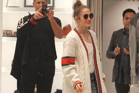 Jennifer Lopez ließ auch den lässigen Look sehr stylisch wirken Jennifer Lopez ließ auch den lässigen Look sehr stylisch wirken