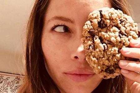 Auch riesige Cookies sind für Jessica Biel kein Problem Auch riesige Cookies sind für Jessica Biel kein Problem