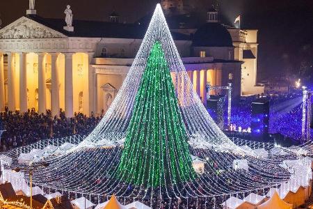 50.000 Glühbirnen bringen den Weihnachtsbaum auf dem Kathedralenplatz in Vilnius zum Leuchten. Aber nicht nur mit weihnachtl... 50.000 Glühbirnen bringen den Weihnachtsbaum auf dem Kathedralenplatz in Vilnius zum Leuchten. Aber nicht nur mit weihnachtl...