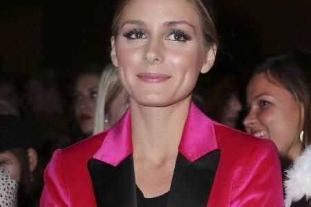 Zum schlichten schwarzen Oberteil kombiniert It-Girl Olivia Palermo einen Samtblazer in knalligem Pink Zum schlichten schwarzen Oberteil kombiniert It-Girl Olivia Palermo einen Samtblazer in knalligem Pink