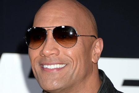 In der letzten Zeremonie dieses Jahres wird Dwayne Johnson mit einem Stern geehrt In der letzten Zeremonie dieses Jahres wird Dwayne Johnson mit einem Stern geehrt