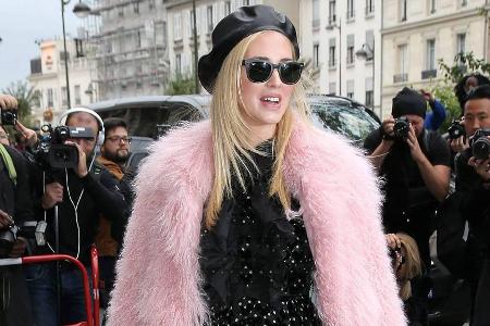 Bloggerin Chiara Ferragni trägt ihren flauschigen Mantel am liebsten in der Farbe Rosa Bloggerin Chiara Ferragni trägt ihren flauschigen Mantel am liebsten in der Farbe Rosa