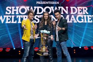 "Die Ehrlich Brothers präsentieren: Showdown der weltbesten Magier": Moderatorin Laura Wontorra mit den Zauberbrüdern Christ...