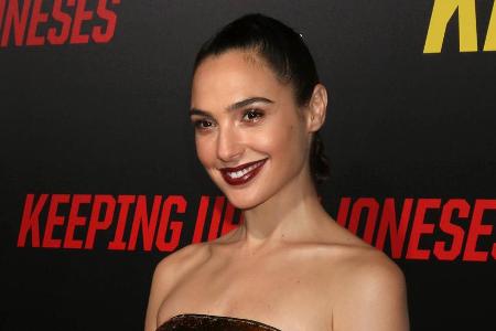 Sexy: Schauspielerin Gal Gadot komplettiert ihren Partylook mit dunkelrotem Lippenstift