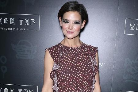 Katie Holmes in Burgunderrot bei der Eröffnung eines Restaurants Katie Holmes in Burgunderrot bei der Eröffnung eines Restaurants