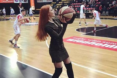 Nicht gerade sportlich, aber dafür extrem sexy: Barabara Meiers Outfit beim Basketball Nicht gerade sportlich, aber dafür extrem sexy: Barabara Meiers Outfit beim Basketball