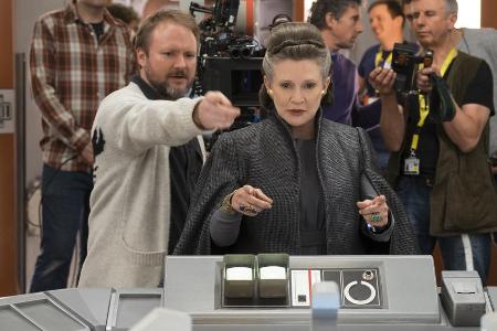 Regisseur Rian Johnson mit Carrie Fisher (1956-2016) bei den Dreharbeiten zu Regisseur Rian Johnson mit Carrie Fisher (1956-2016) bei den Dreharbeiten zu